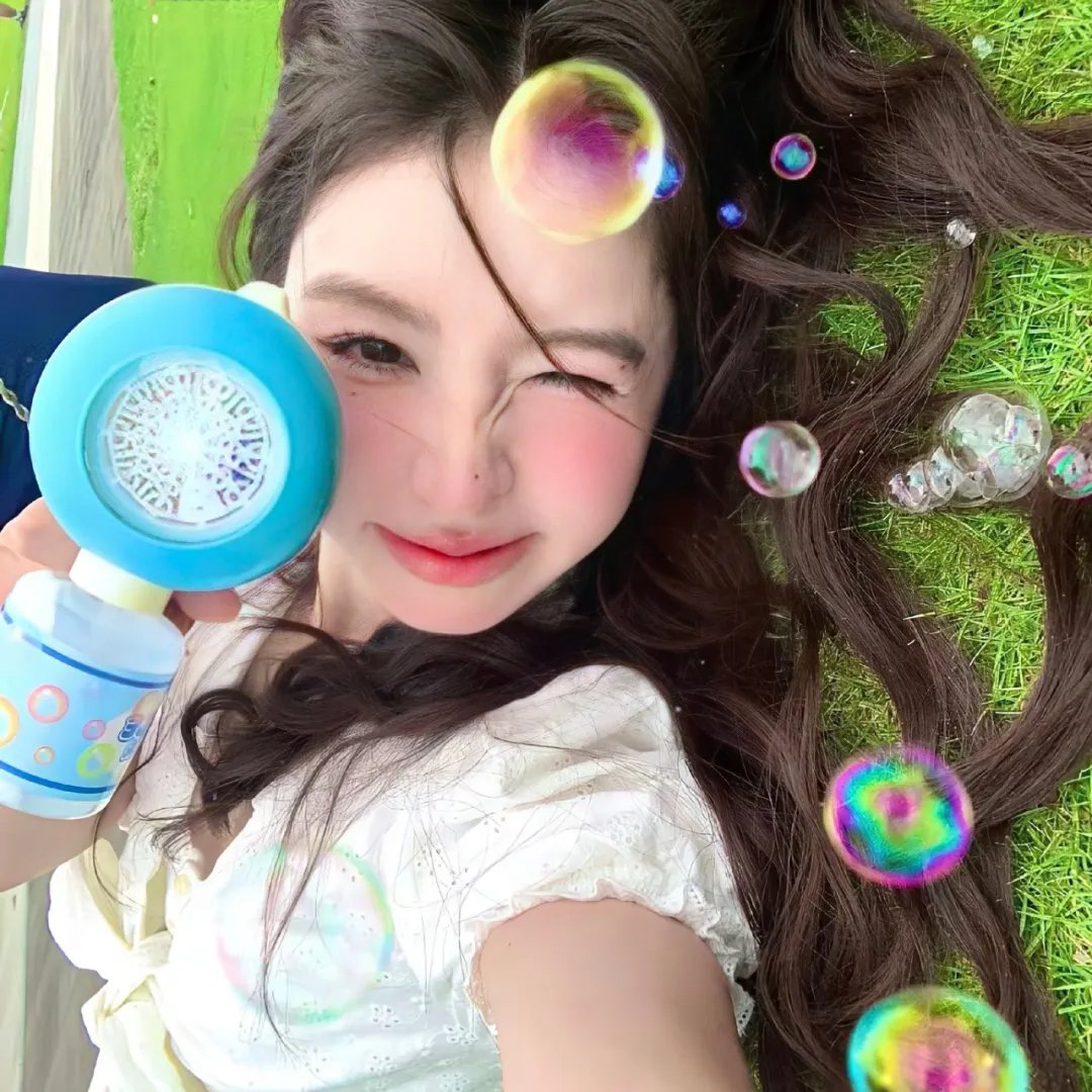 随盲柳入眠的女人